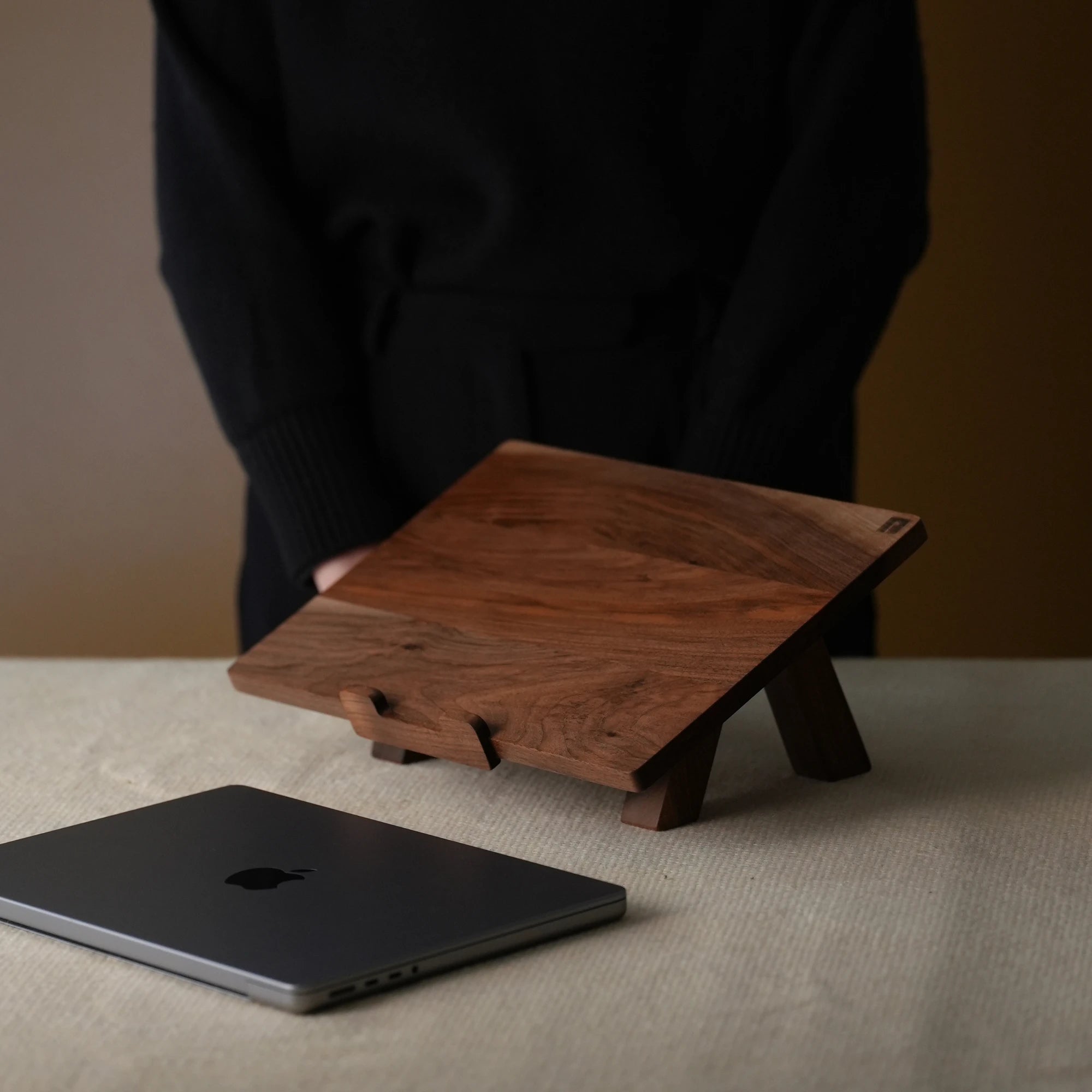 Ceviz Ahşap Laptop Standı • Hiza